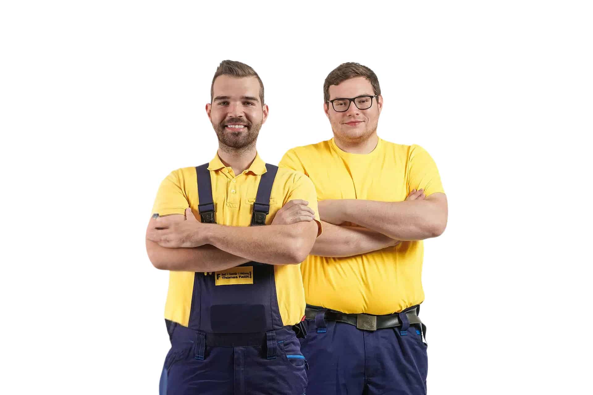 Zwei Männer in gelben Hemden und blauen Arbeitshosen stehen Seite an Seite mit verschränkten Armen, bereit für Ihr nächstes badsanierung Projekt, mit Blick auf die Kamera vor einem weißen Hintergrund.